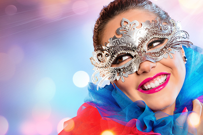 Karneval der Kulturen Frau mit Maske und Spass