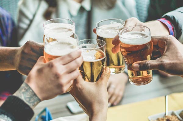 alkoholfreies Bier mit 5 Mann zuprosten
