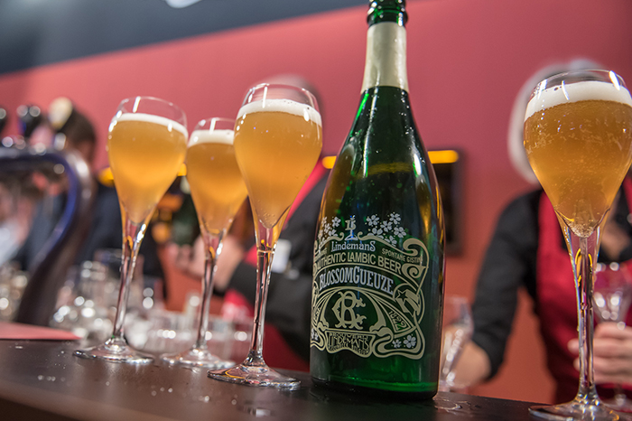 Passendes elegantes Glas für Geuze Biere von Lindemans auf einer Messe