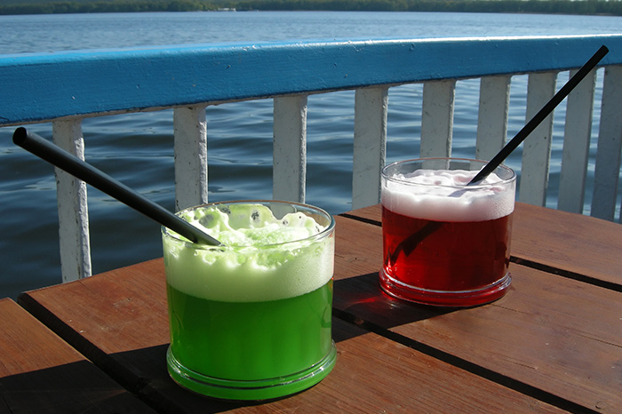 Berliner Weisse mit Waldmeister und Himbeergeschmack in der Sonne genießen