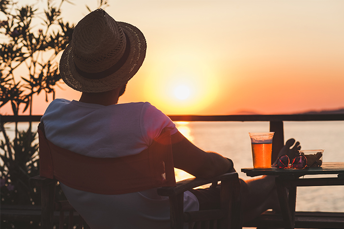 Bier im Sommer trinken bei Sonnenuntergang