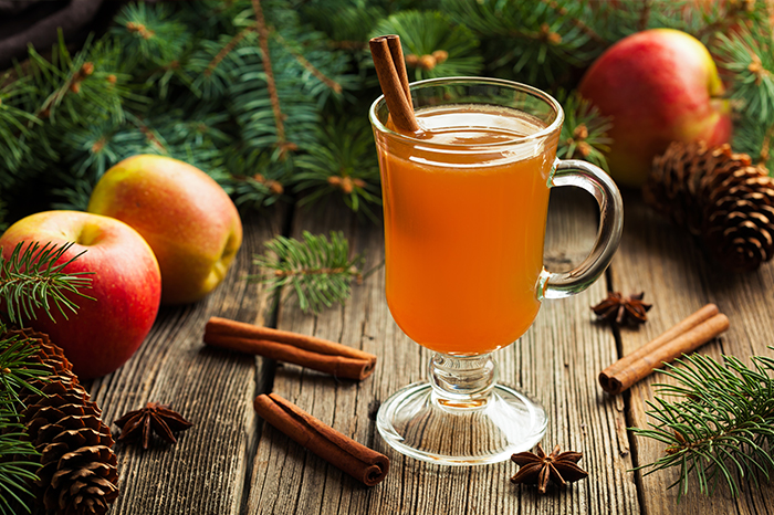 Cider heiss mit Zimt im Winter