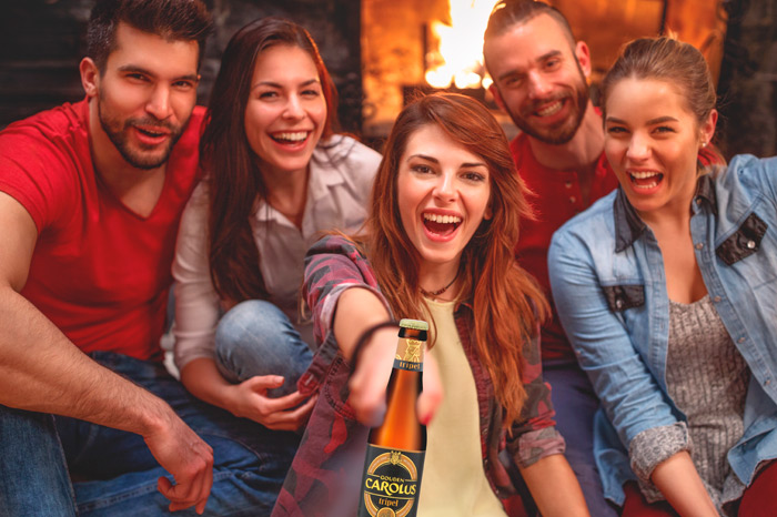 Starbier mit Freunden am Kamin trinken