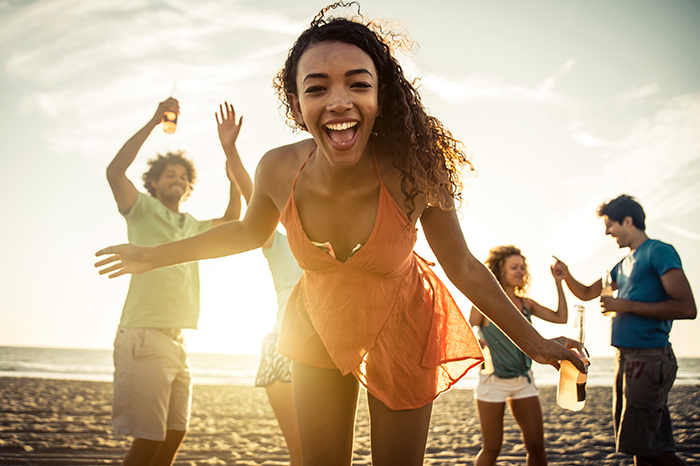 Valentinstag Party am Strand mit Freunden