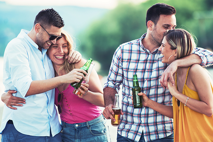 Valentinstag zwei Paare geniessen Bier und die Liebe