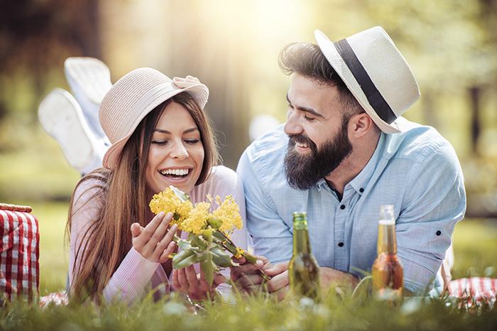 zwei Freunde im Frühling trinken Bier