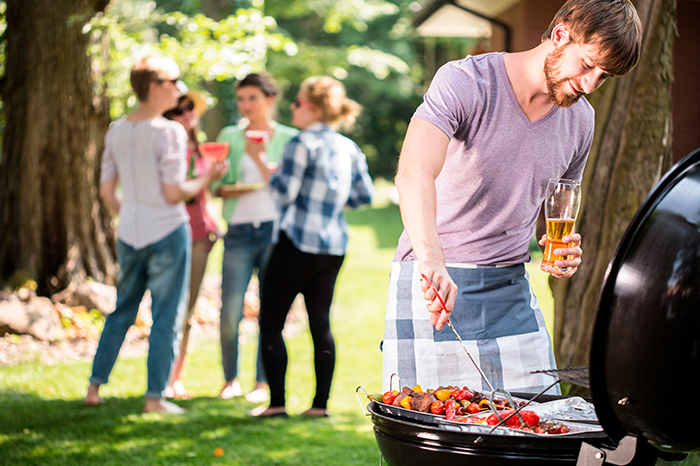 Deutsches Bier beim Grillen trinken