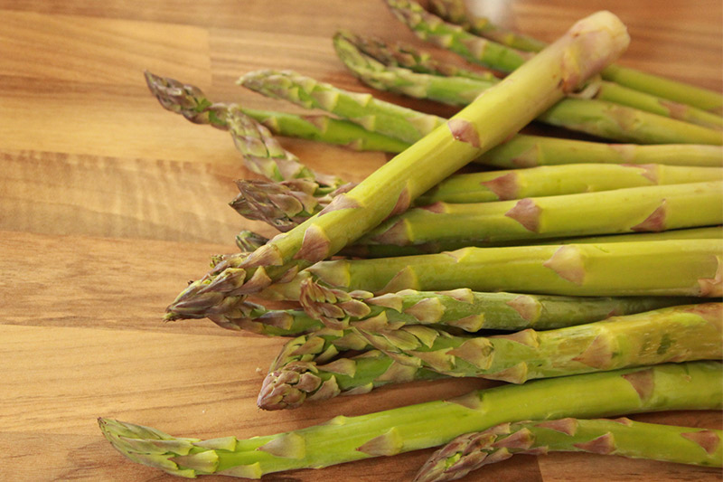 Spargel zum Bier servieren