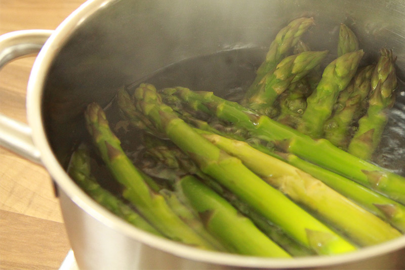 Bier zusammen mit Spargel servieren